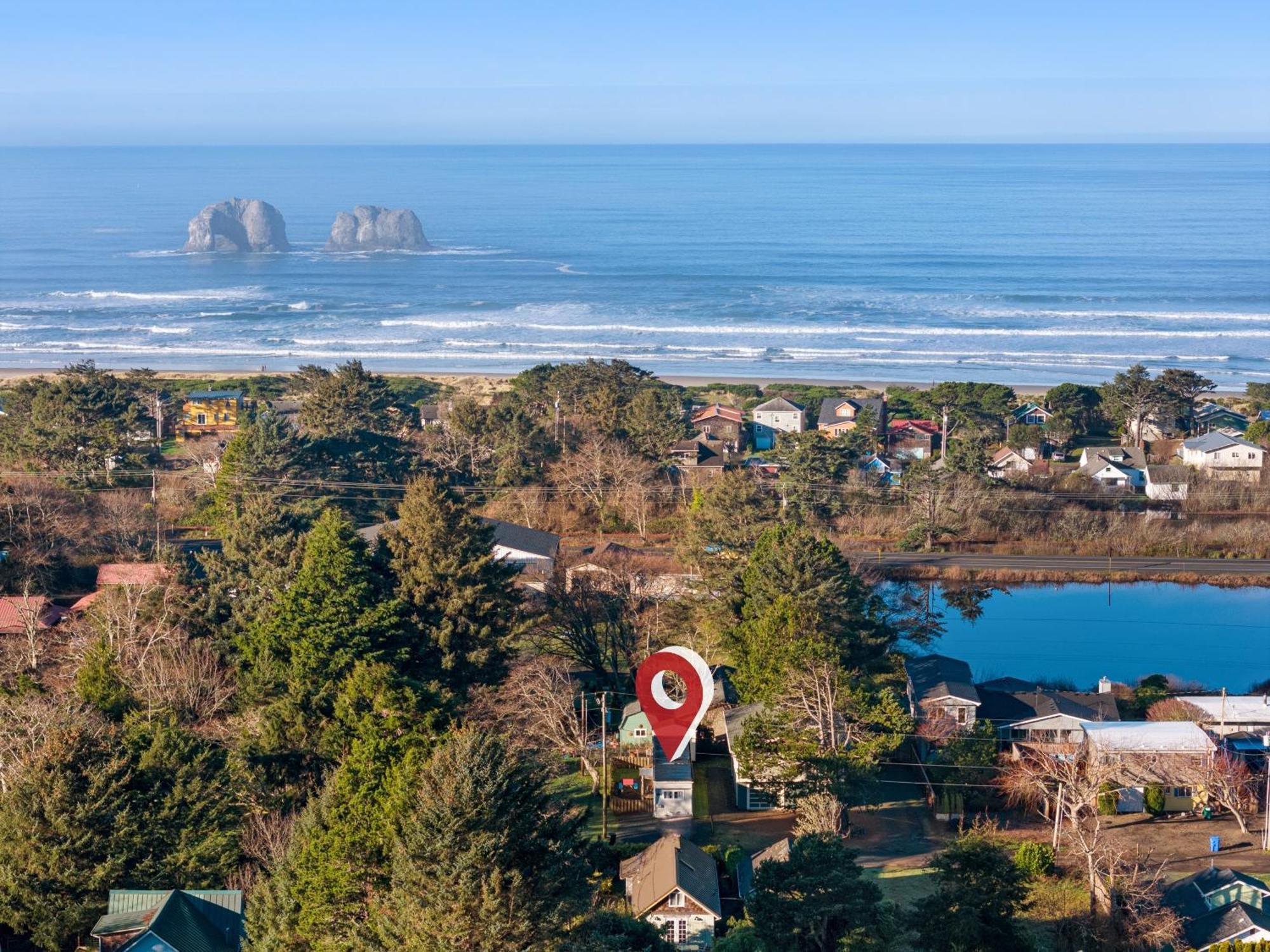 Rockaway Beach Retro Retreat: Pet Welcome Hotel Exterior photo