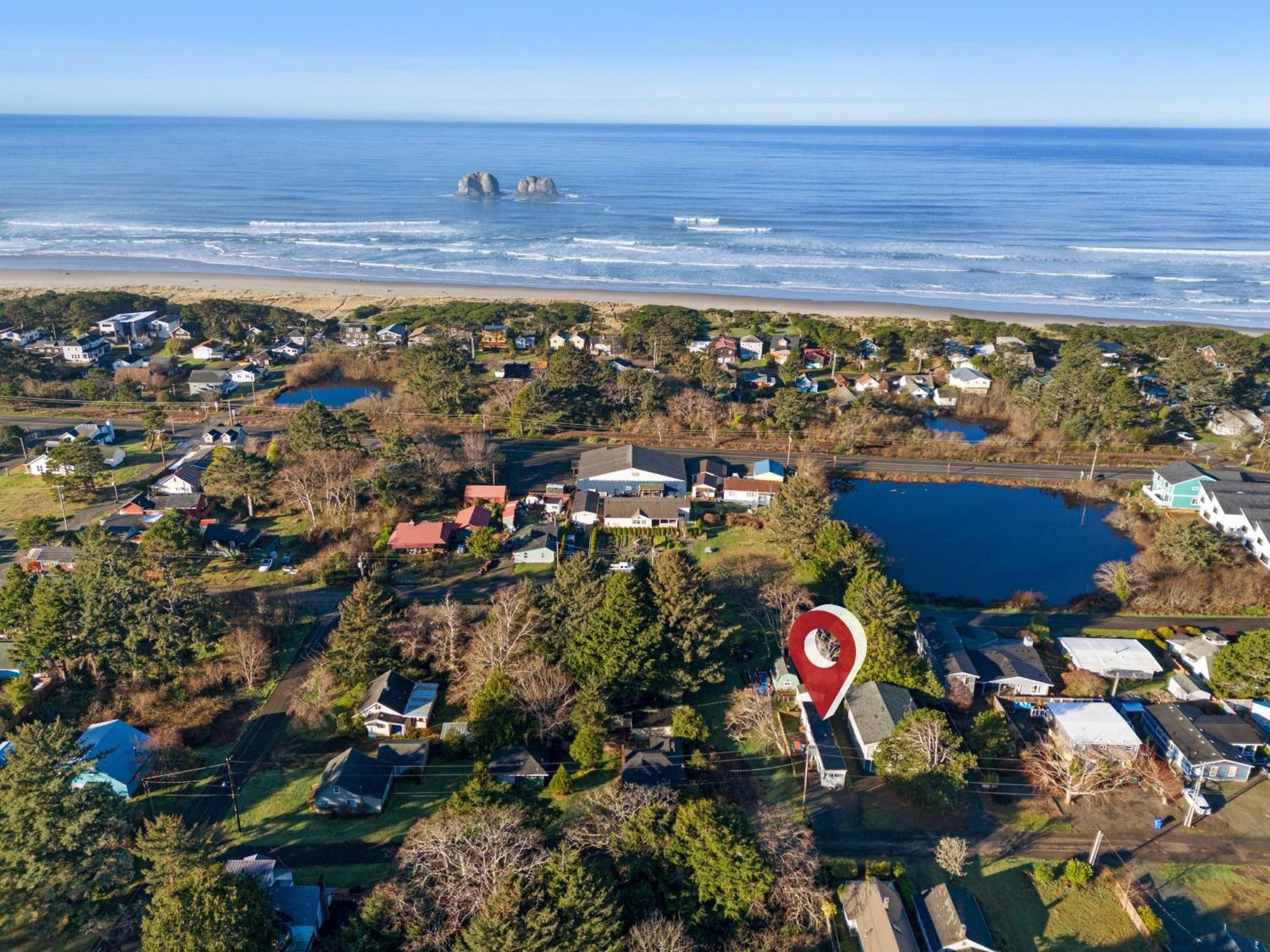 Rockaway Beach Retro Retreat: Pet Welcome Hotel Exterior photo