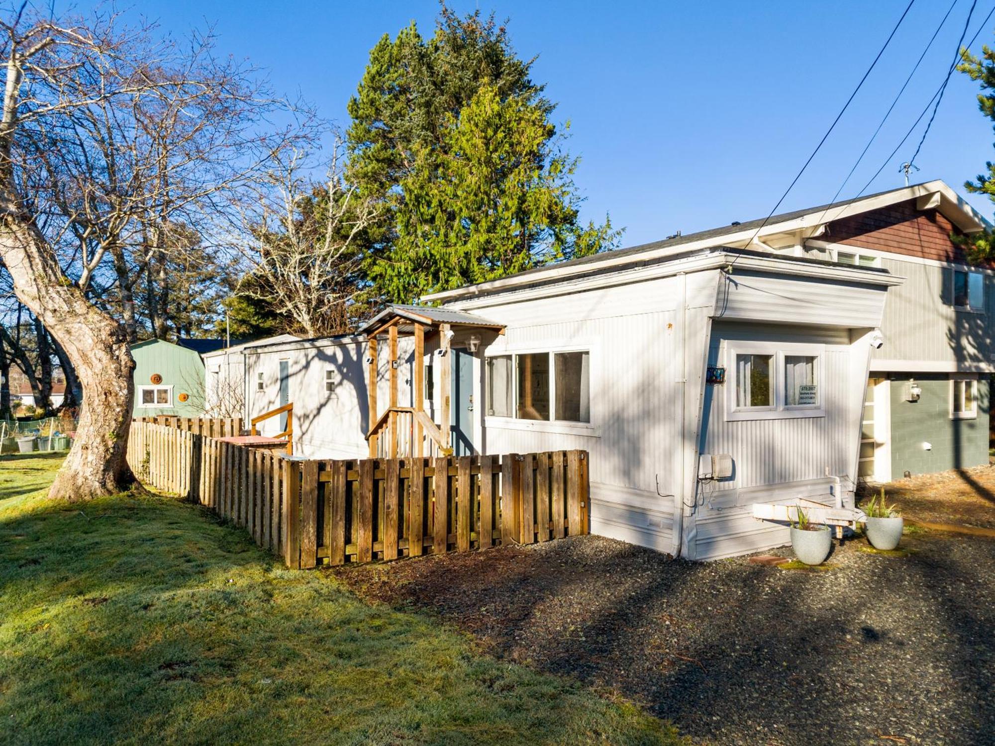 Rockaway Beach Retro Retreat: Pet Welcome Hotel Exterior photo