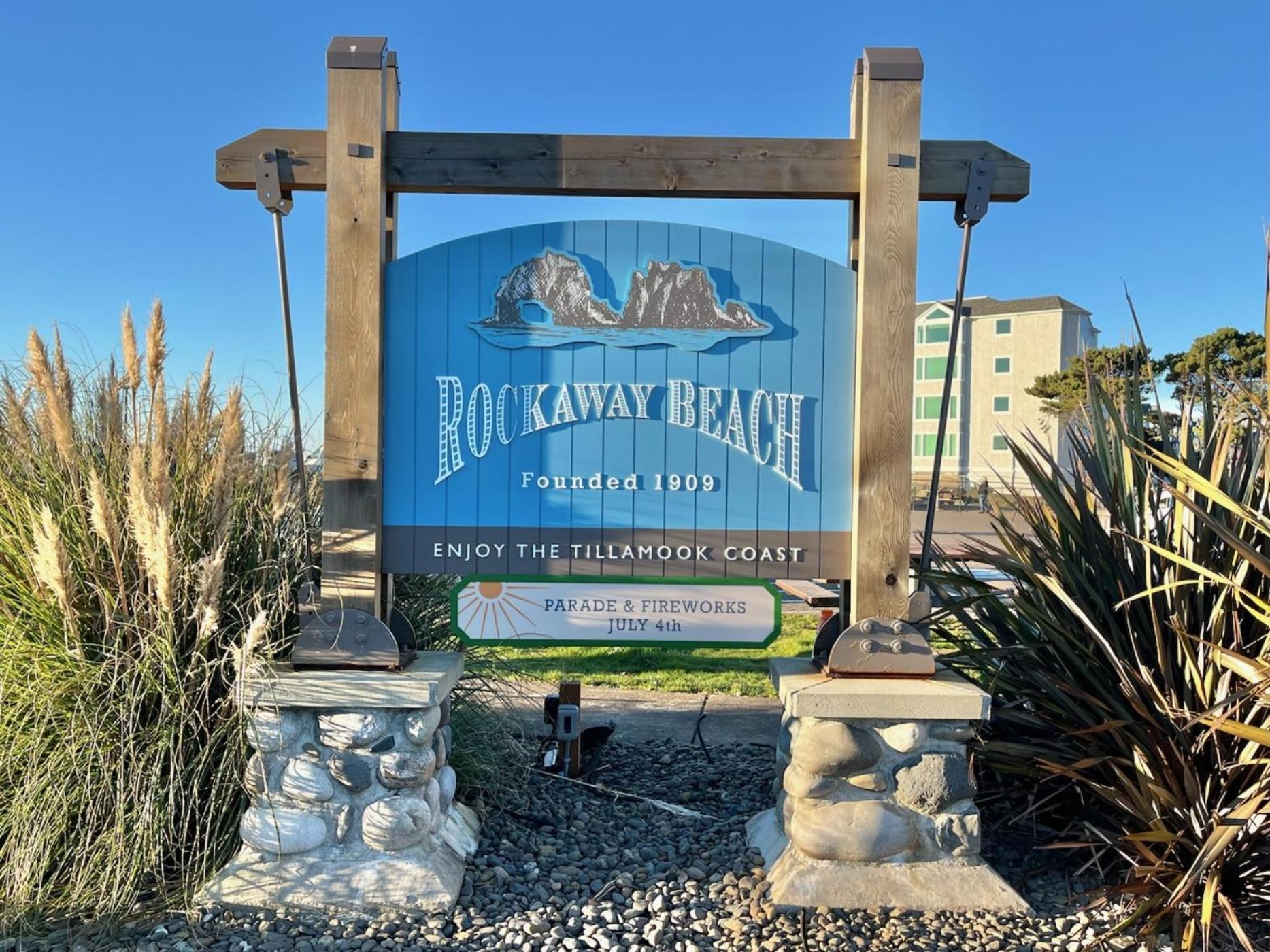 Rockaway Beach Retro Retreat: Pet Welcome Hotel Exterior photo