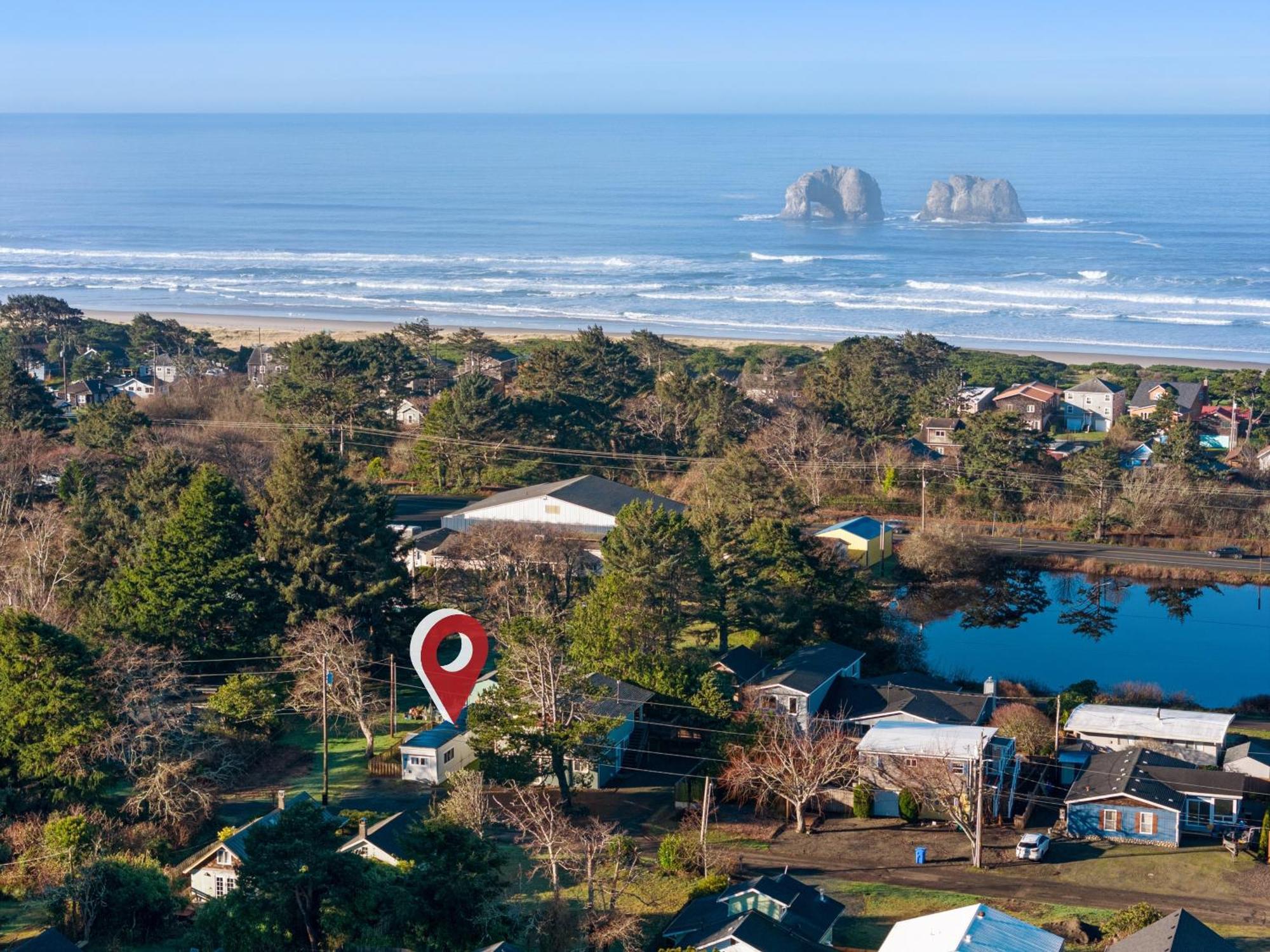 Rockaway Beach Retro Retreat: Pet Welcome Hotel Exterior photo